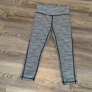 Athleta Ultimate Linear Lines Capri Leggings Stash Pockets Women’s size XS